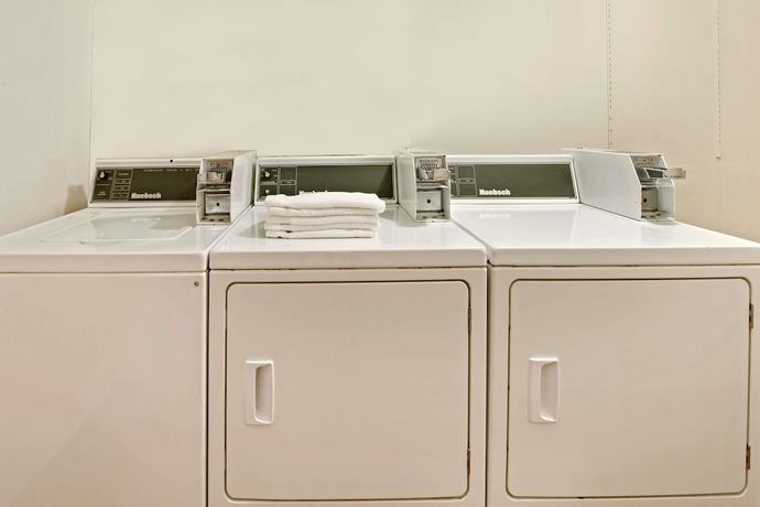 Imagen de los interiores del Hotel Super 8 By Wyndham Plano/dallas Area. Foto 12