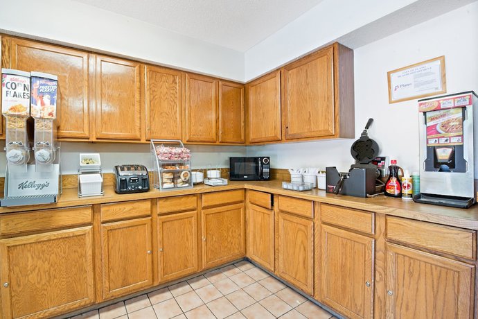 Imagen del bar/restaurante del Hotel Super 8 By Wyndham Plano/dallas Area. Foto 3