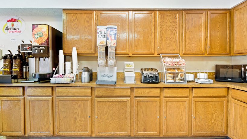 Imagen del bar/restaurante del Hotel Super 8 By Wyndham Plano/dallas Area. Foto 4