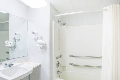 Imagen de la habitación del Hotel Super 8 By Wyndham Plattsburgh. Foto 6