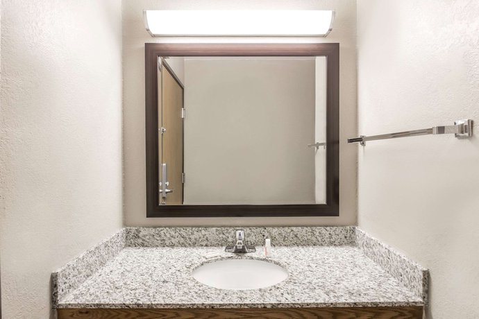 Imagen de la habitación del Hotel Super 8 By Wyndham Plymouth. Foto 6