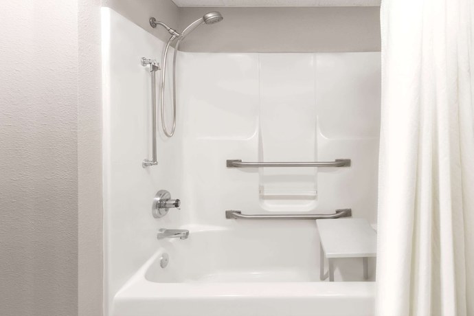 Imagen de la habitación del Hotel Super 8 By Wyndham Plymouth. Foto 16