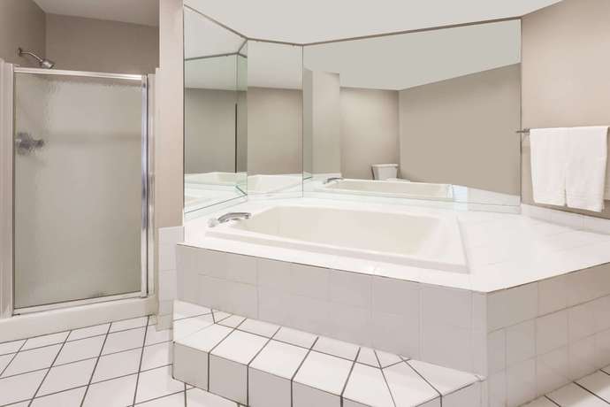 Imagen de la habitación del Hotel Super 8 By Wyndham Plymouth. Foto 17