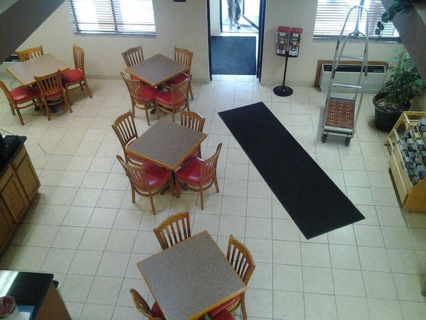 Imagen del bar/restaurante del Hotel Super 8 By Wyndham Plymouth. Foto 4