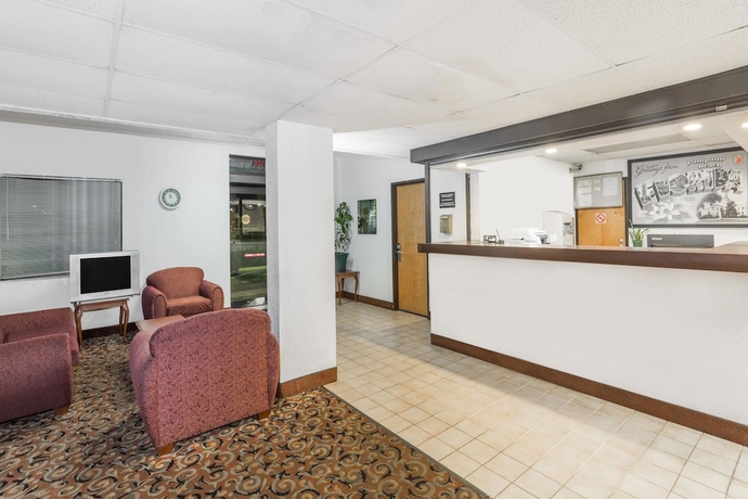 Imagen de los interiores del Hotel Super 8 By Wyndham Pompano Beach. Foto 16