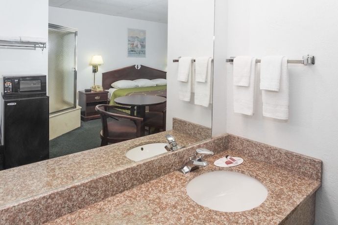 Imagen de la habitación del Hotel Super 8 By Wyndham Pompano Beach. Foto 4