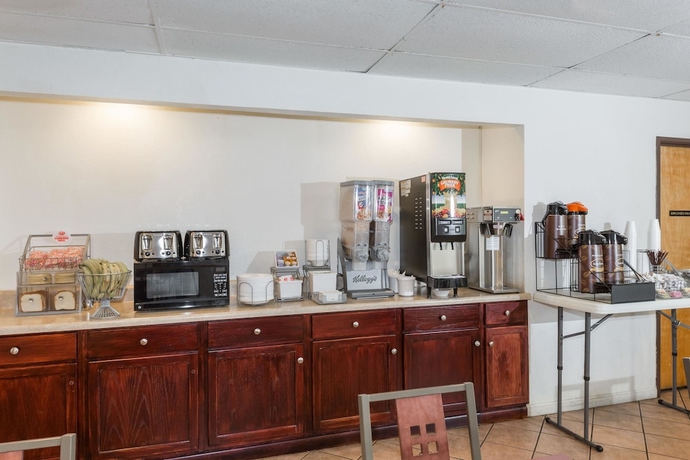 Imagen del bar/restaurante del Hotel Super 8 By Wyndham Pompano Beach. Foto 3