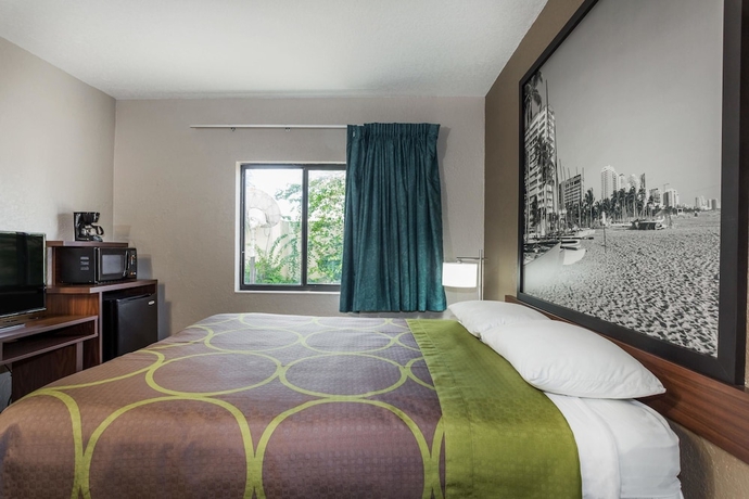 Imagen de la habitación del Hotel Super 8 By Wyndham Pompano Beach. Foto 5