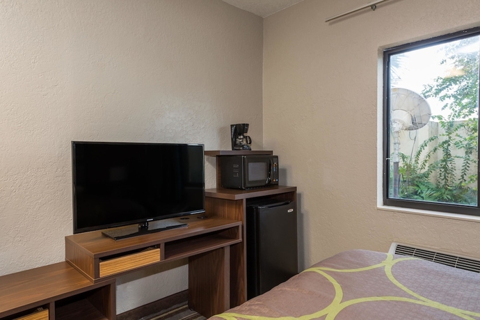 Imagen de la habitación del Hotel Super 8 By Wyndham Pompano Beach. Foto 9
