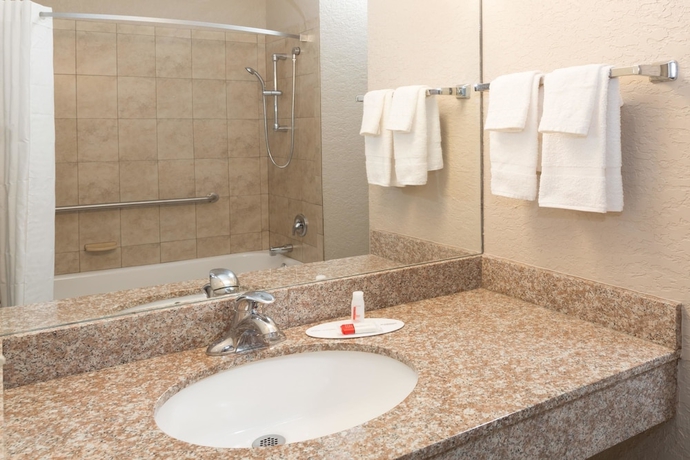 Imagen de la habitación del Hotel Super 8 By Wyndham Pompano Beach. Foto 10