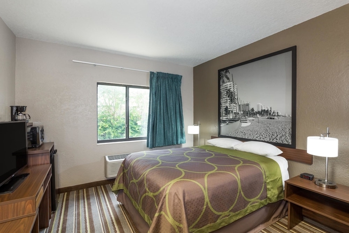Imagen de la habitación del Hotel Super 8 By Wyndham Pompano Beach. Foto 11