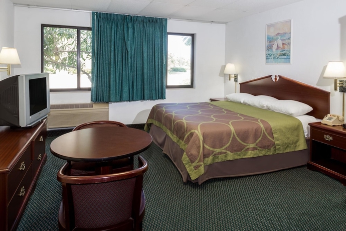 Imagen de la habitación del Hotel Super 8 By Wyndham Pompano Beach. Foto 12