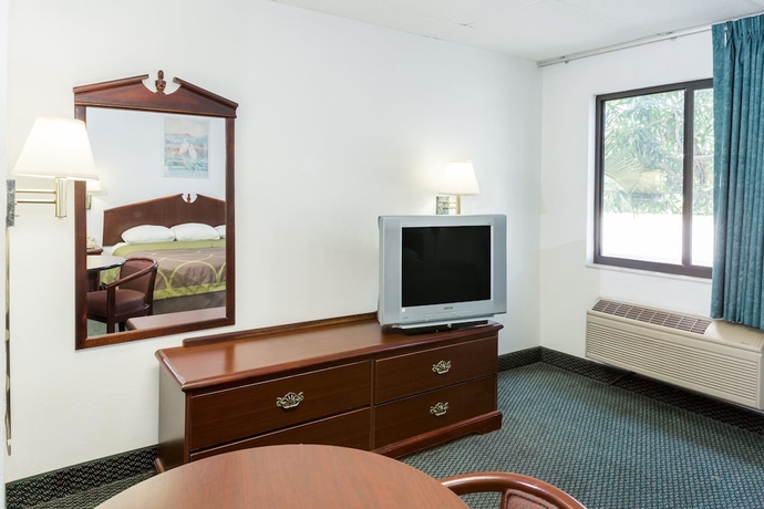 Imagen de la habitación del Hotel Super 8 By Wyndham Pompano Beach. Foto 13