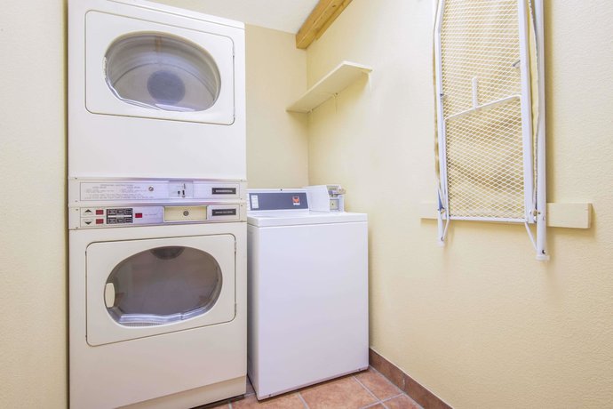 Imagen de los interiores del Hotel Super 8 By Wyndham Portales. Foto 13