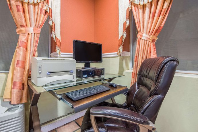 Imagen de los interiores del Hotel Super 8 By Wyndham Portales. Foto 14