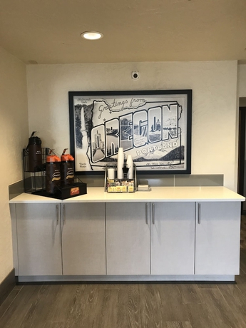 Imagen del bar/restaurante del Hotel Super 8 By Wyndham Portland Airport. Foto 4