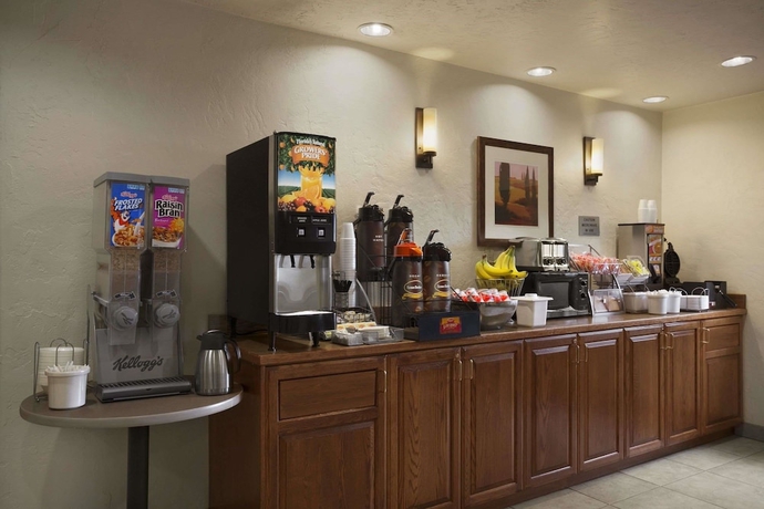 Imagen del bar/restaurante del Hotel Super 8 By Wyndham Portland Airport. Foto 5