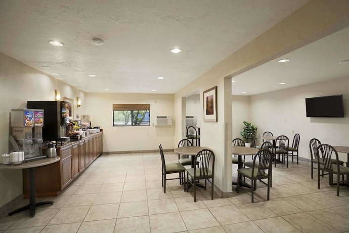 Imagen del bar/restaurante del Hotel Super 8 By Wyndham Portland Airport. Foto 6