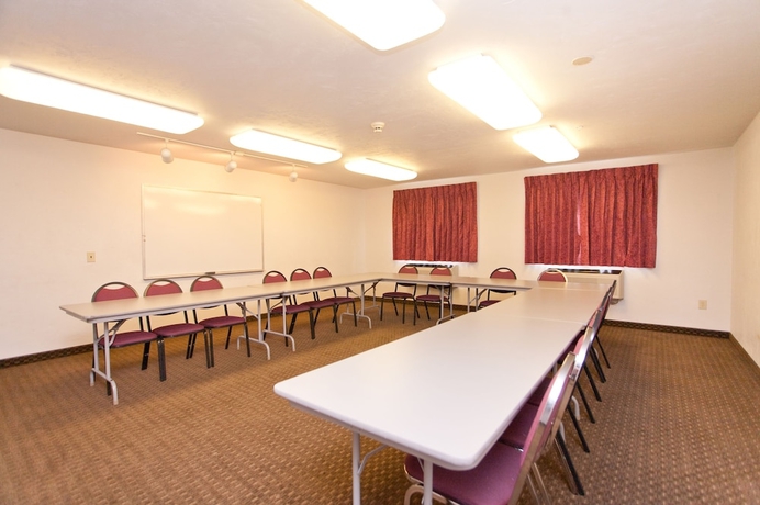 Imagen de los interiores del Hotel Super 8 By Wyndham Portland Airport. Foto 19