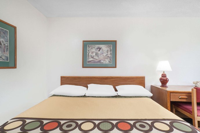 Imagen de la habitación del Hotel Super 8 By Wyndham Queensbury Glen Falls, Lake George Area. Foto 8