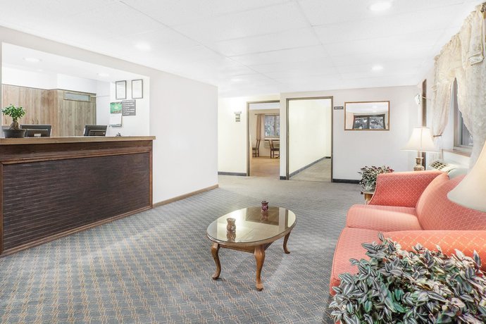 Imagen de los interiores del Hotel Super 8 By Wyndham Queensbury Glen Falls, Lake George Area. Foto 18