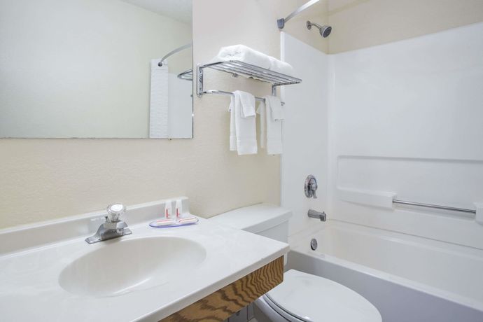 Imagen de la habitación del Hotel Super 8 By Wyndham Radford Va. Foto 11