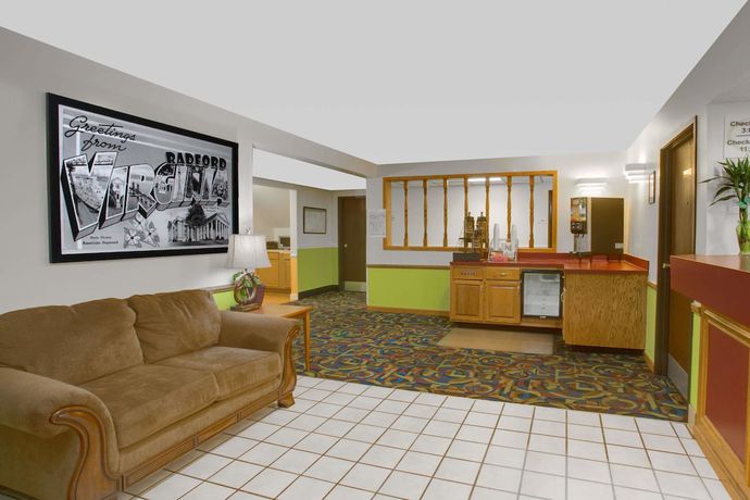 Imagen de los interiores del Hotel Super 8 By Wyndham Radford Va. Foto 16