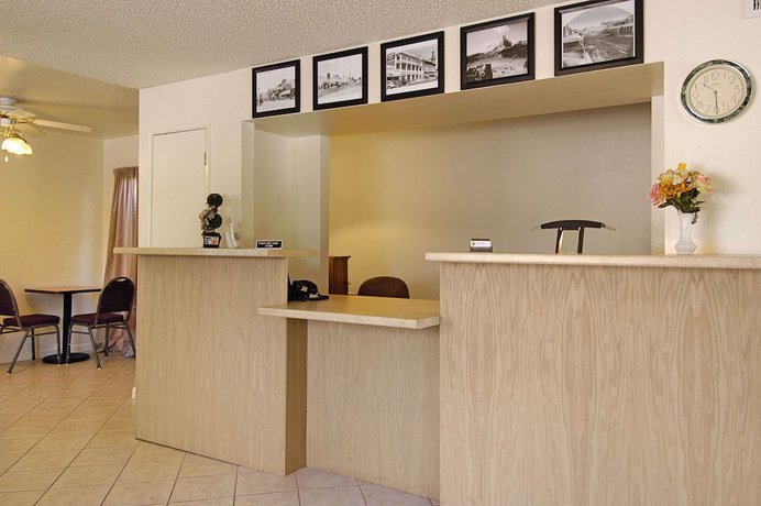 Imagen de los interiores del Hotel Super 8 By Wyndham Red Bluff. Foto 14