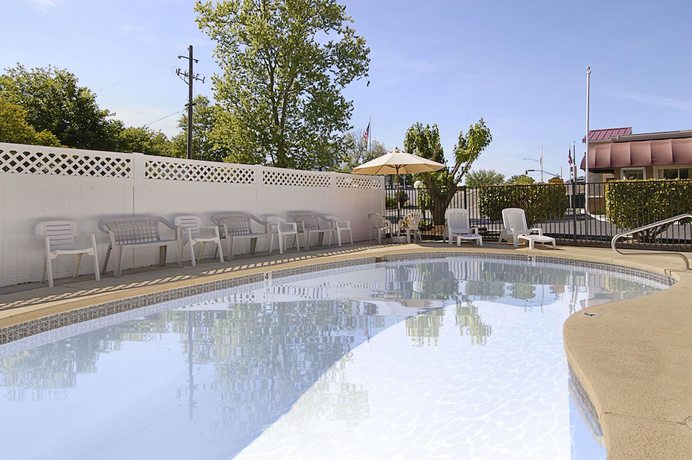 Imagen de la piscina del Hotel Super 8 By Wyndham Red Bluff. Foto 15