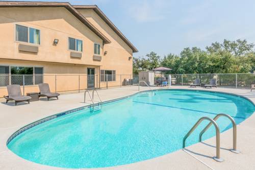 Imagen de la piscina del Hotel Super 8 By Wyndham Redding. Foto 12