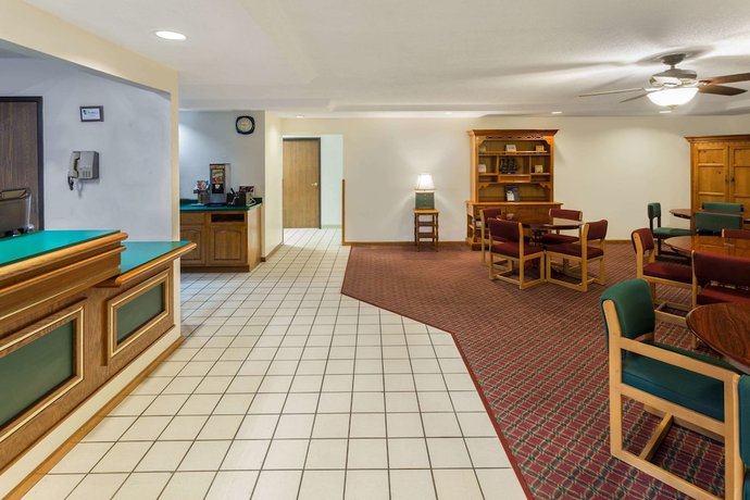 Imagen de los interiores del Hotel Super 8 By Wyndham Reedsburg. Foto 20