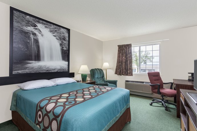 Imagen de la habitación del Hotel Super 8 By Wyndham Reedsburg. Foto 16