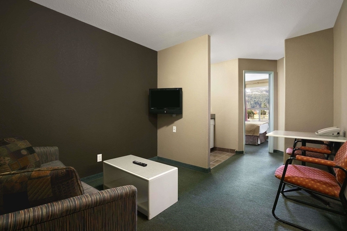Imagen de la habitación del Hotel Super 8 By Wyndham Revelstoke Bc. Foto 7
