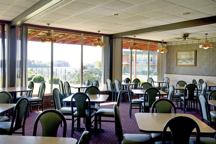 Imagen del bar/restaurante del Hotel Super 8 By Wyndham Riverside Al. Foto 3