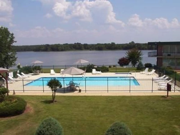 Imagen de la piscina del Hotel Super 8 By Wyndham Riverside Al. Foto 11