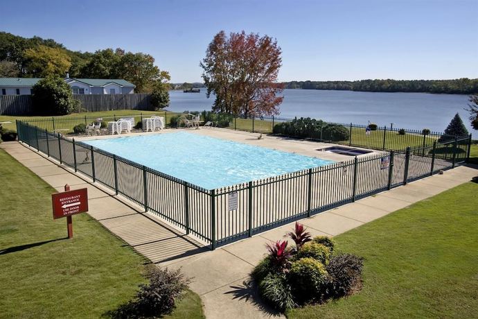 Imagen de la piscina del Hotel Super 8 By Wyndham Riverside Al. Foto 12
