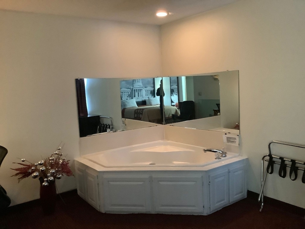 Imagen de la habitación del Hotel Super 8 By Wyndham Riverside/kansas City. Foto 10