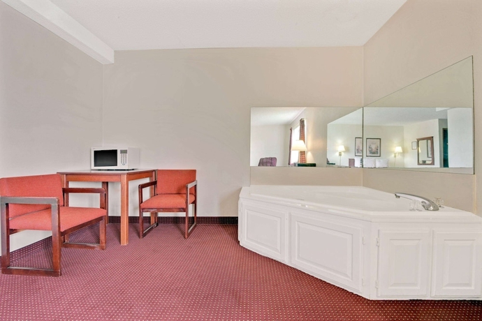 Imagen de la habitación del Hotel Super 8 By Wyndham Riverside/kansas City. Foto 11