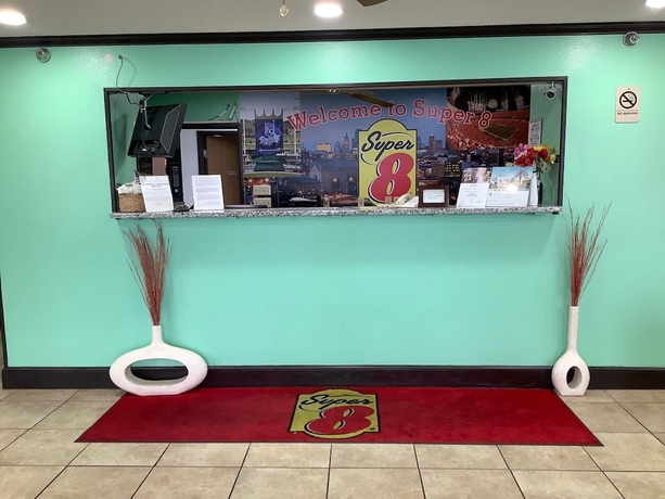 Imagen del bar/restaurante del Hotel Super 8 By Wyndham Riverside/kansas City. Foto 3