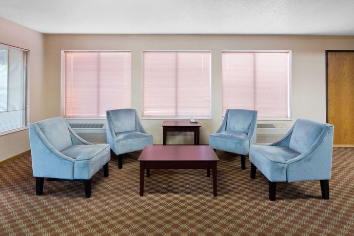 Imagen de los interiores del Hotel Super 8 By Wyndham Rochelle. Foto 14