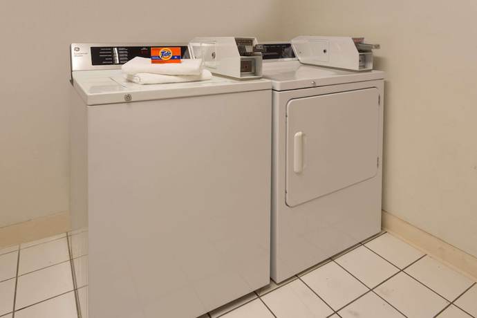 Imagen de los interiores del Hotel Super 8 By Wyndham Rochelle. Foto 16
