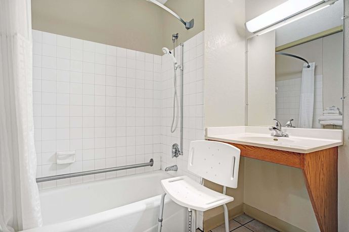 Imagen de la habitación del Hotel Super 8 By Wyndham Rogers Minnesota. Foto 5
