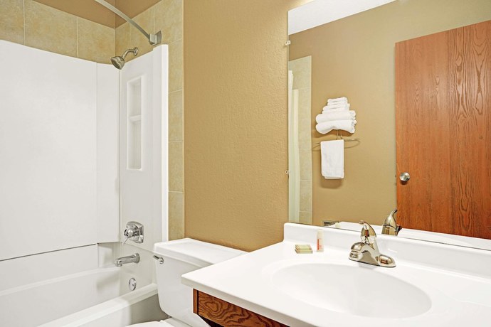 Imagen de la habitación del Hotel Super 8 By Wyndham Rogers Minnesota. Foto 7