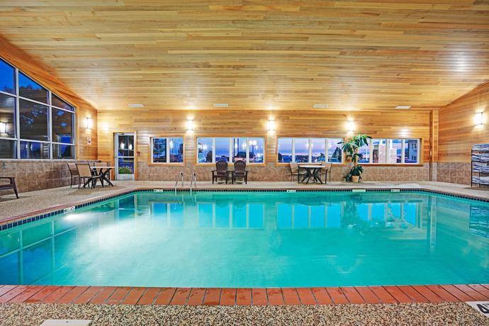 Imagen de la piscina del Hotel Super 8 By Wyndham Rogers Minnesota. Foto 15