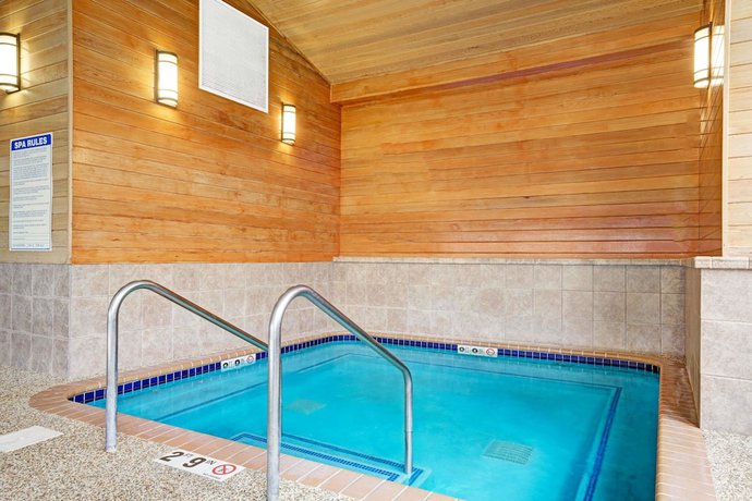 Imagen de la piscina del Hotel Super 8 By Wyndham Rogers Minnesota. Foto 16
