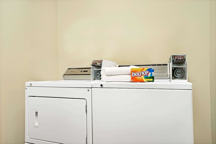 Imagen de los interiores del Hotel Super 8 By Wyndham Rogers Minnesota. Foto 11