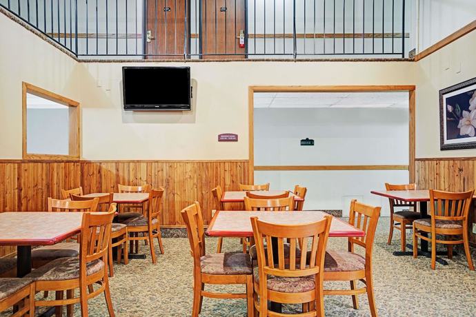 Imagen de los interiores del Hotel Super 8 By Wyndham Rogers Minnesota. Foto 12