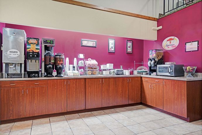 Imagen del bar/restaurante del Hotel Super 8 By Wyndham Rogers Minnesota. Foto 2