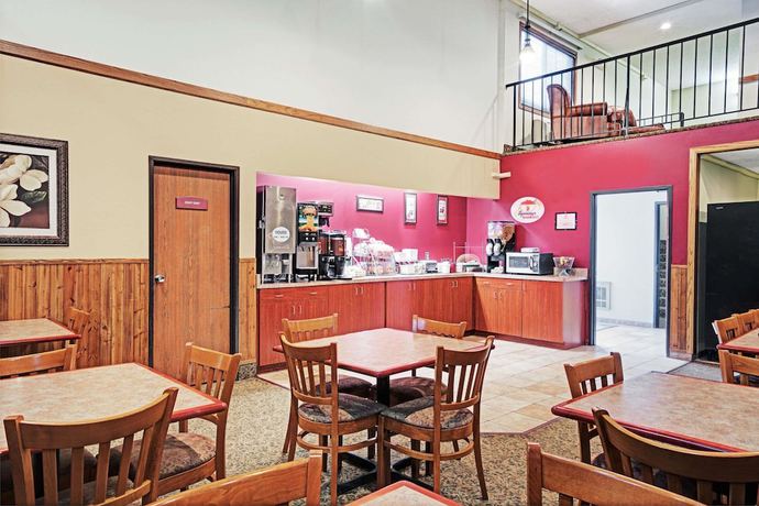 Imagen del bar/restaurante del Hotel Super 8 By Wyndham Rogers Minnesota. Foto 3