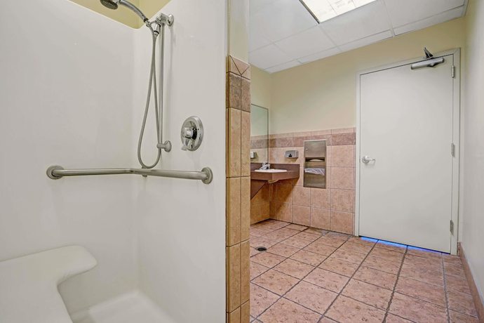 Imagen de los interiores del Hotel Super 8 By Wyndham Rogers Minnesota. Foto 14